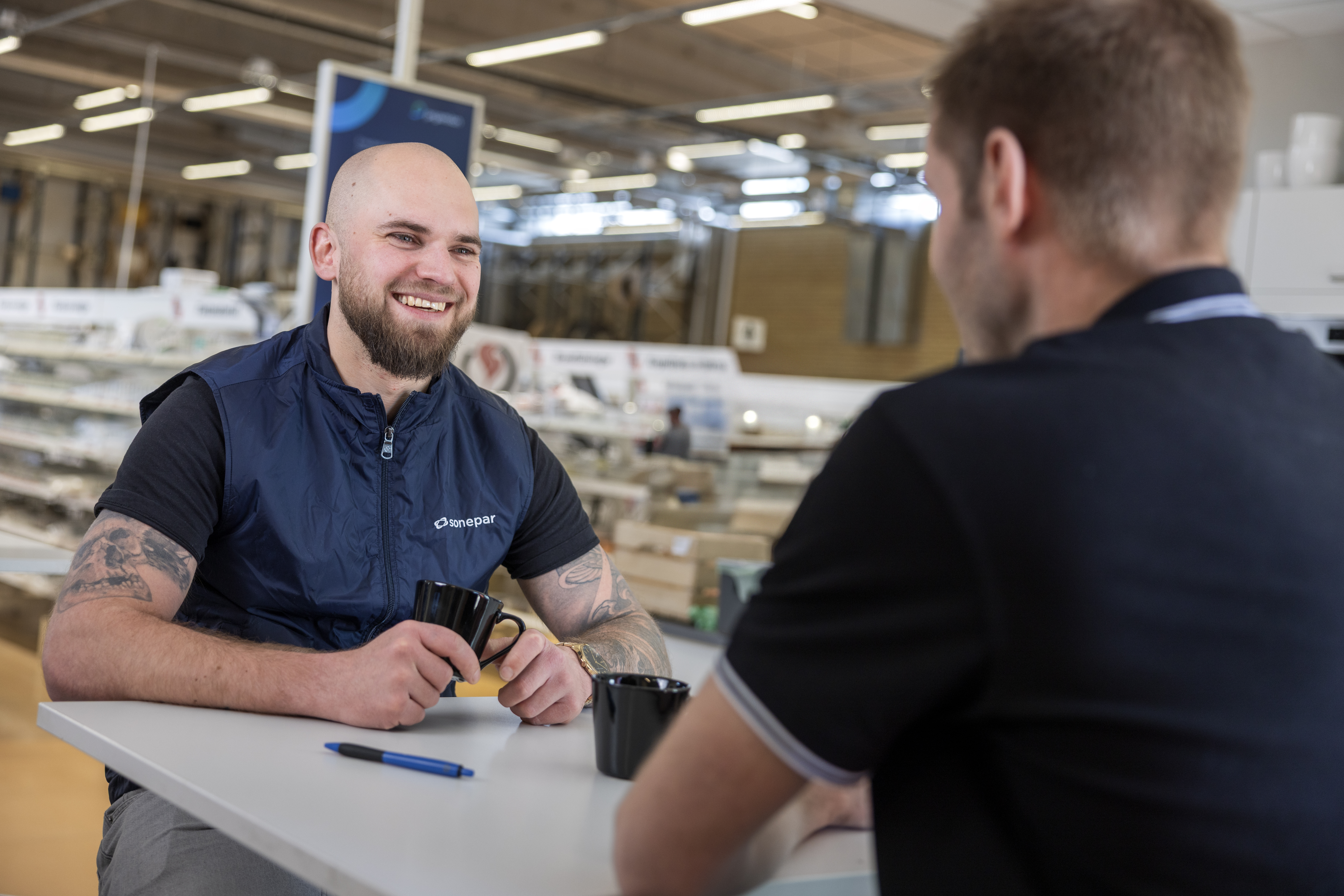 Sonepar medarbetare i samtal med kund